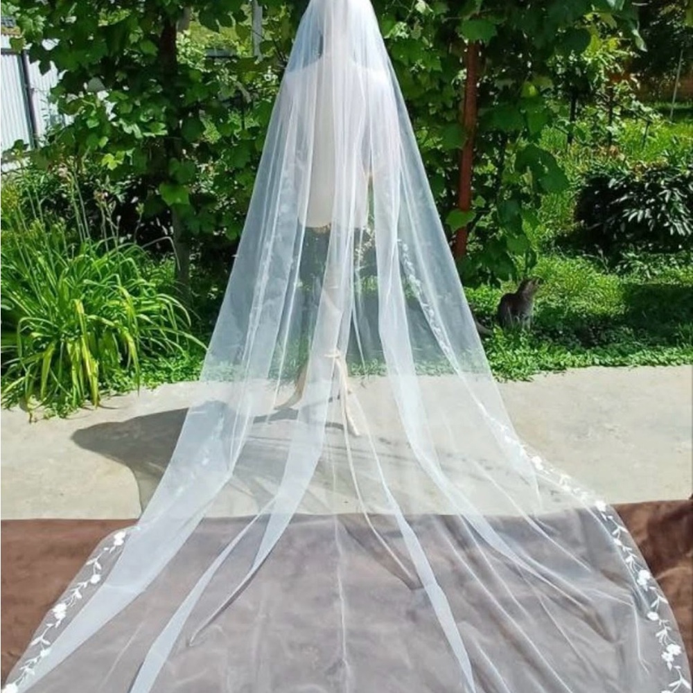 Elegant White Bridal Veil